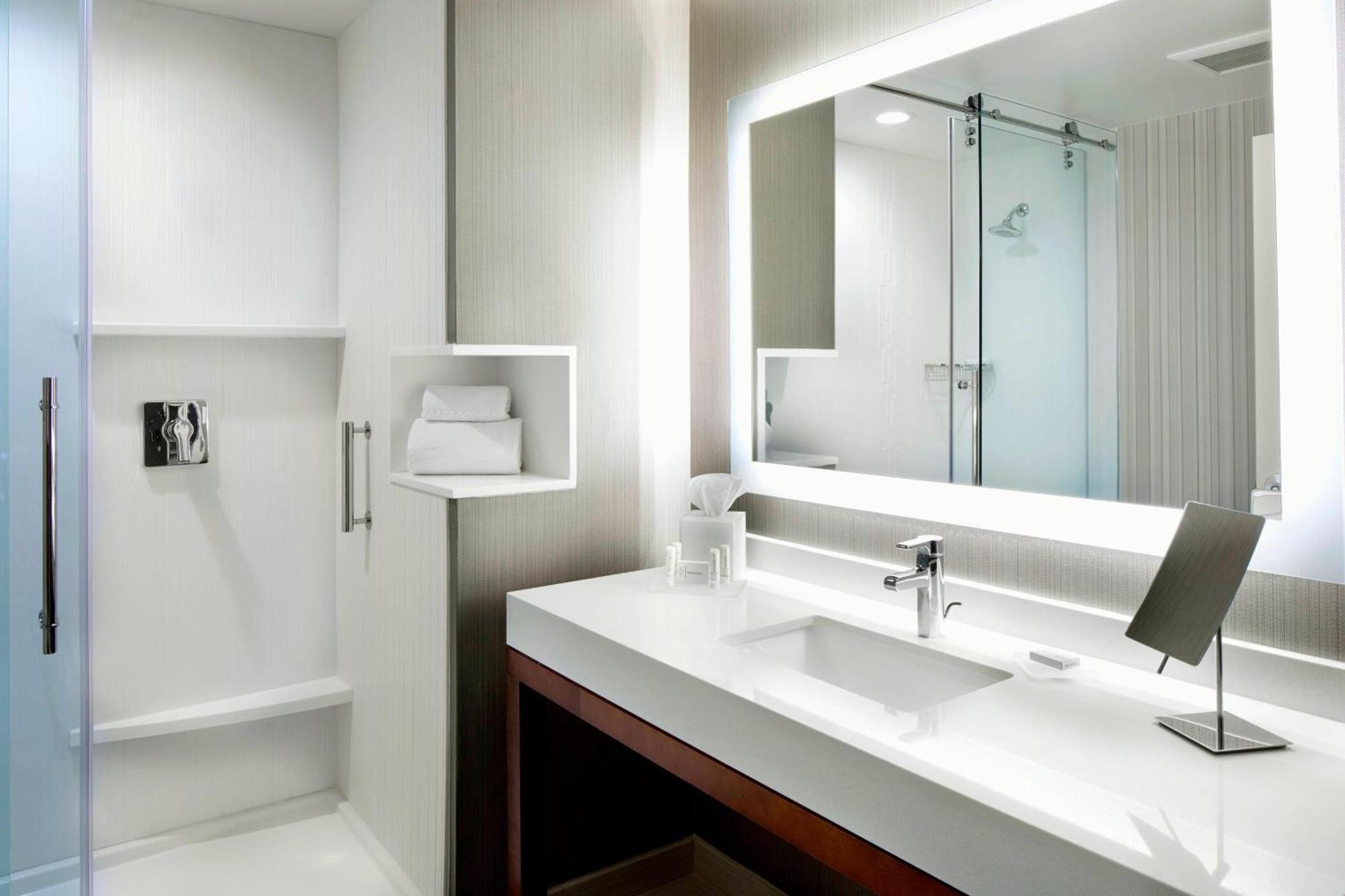Готель Courtyard By Marriott Houston Intercontinental Airport Екстер'єр фото